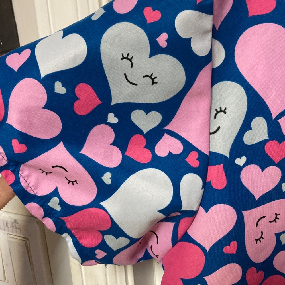Heart Patterned Scrub Top - Picture 3 of 7